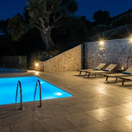 Topaz Айос-Никитас